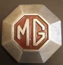 [4-000115] Badge MG zilver rood
